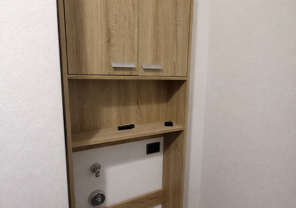 Armadio in legno in alcova