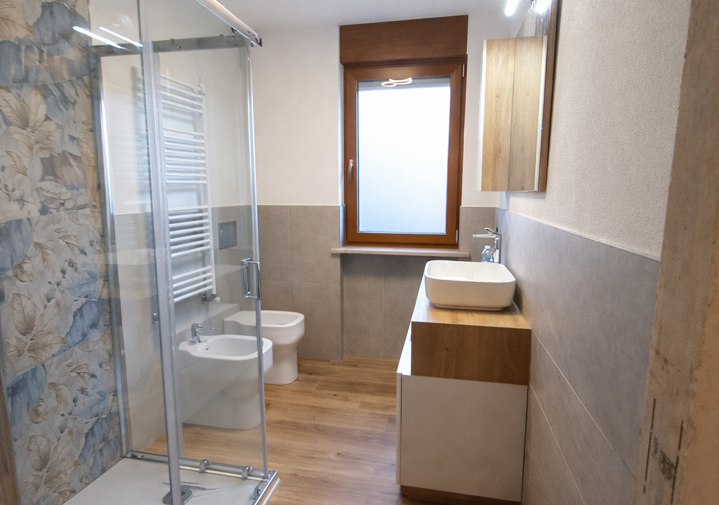 Bagno moderno con dettagli in legno