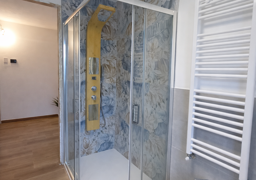 Bagno moderno con doccia in vetro