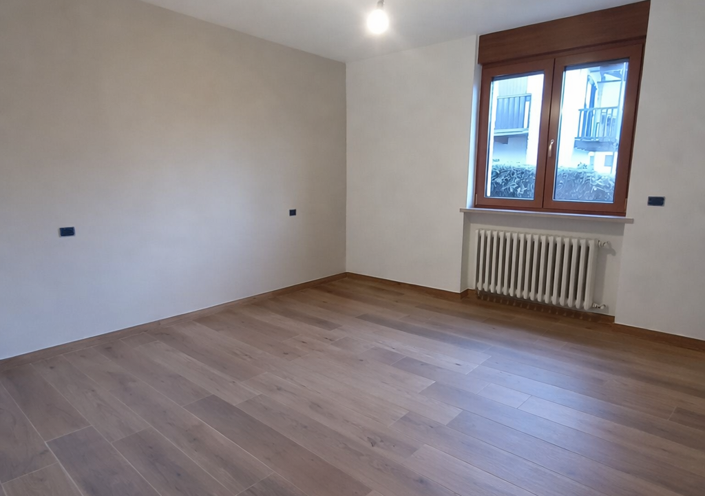 Camera di stanza vuota e luminosa