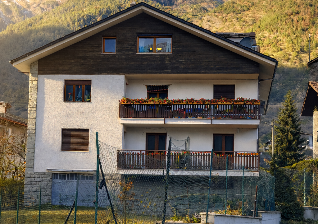 Casa alpina al tramonto