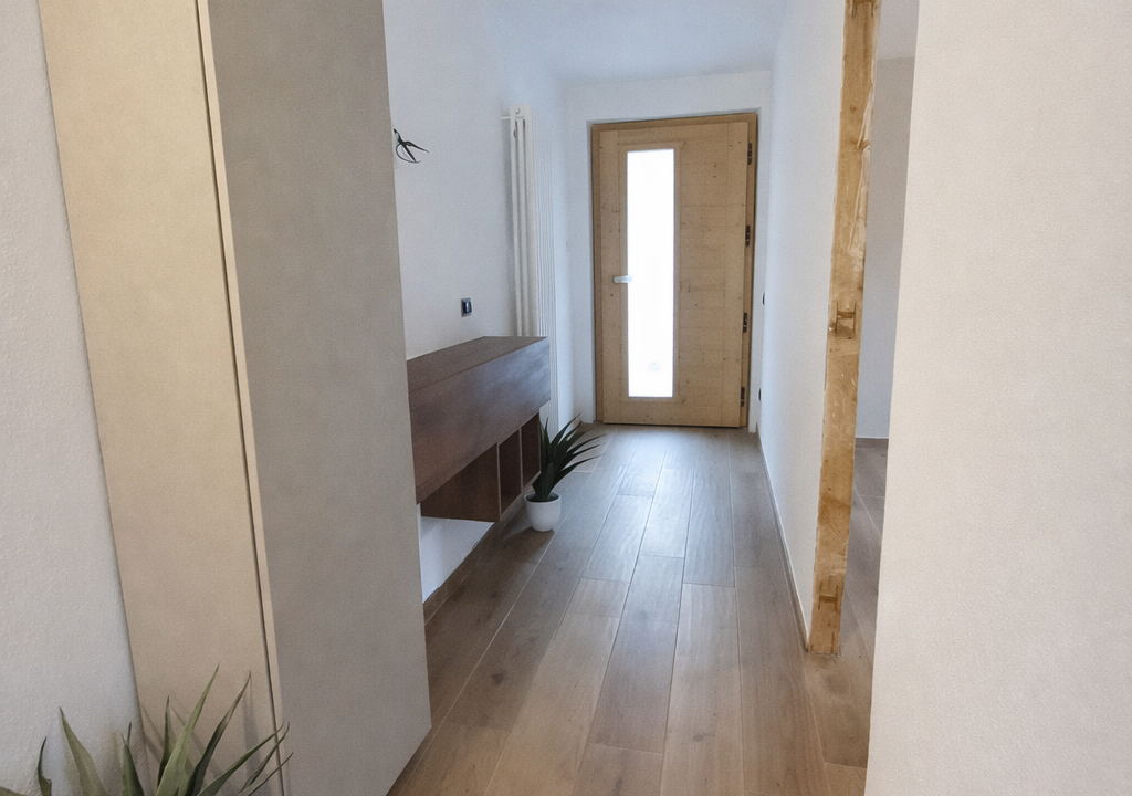 Corridoio moderno con luce naturale