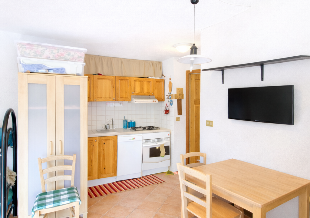 Cucina e sala luminosa con dettagli moderni