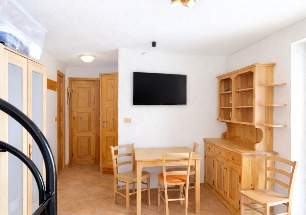 Soggiorno luminoso con arredamento minimalista