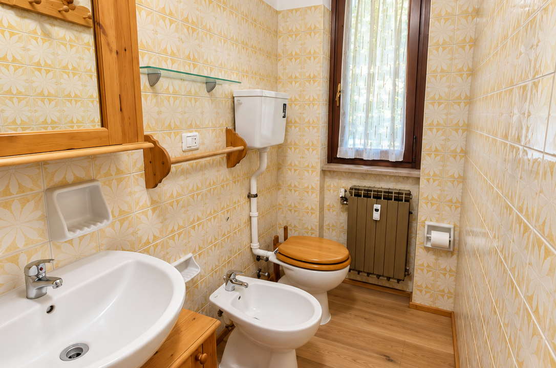 Bagno rustico con piastrelle floreali e legno knulle
