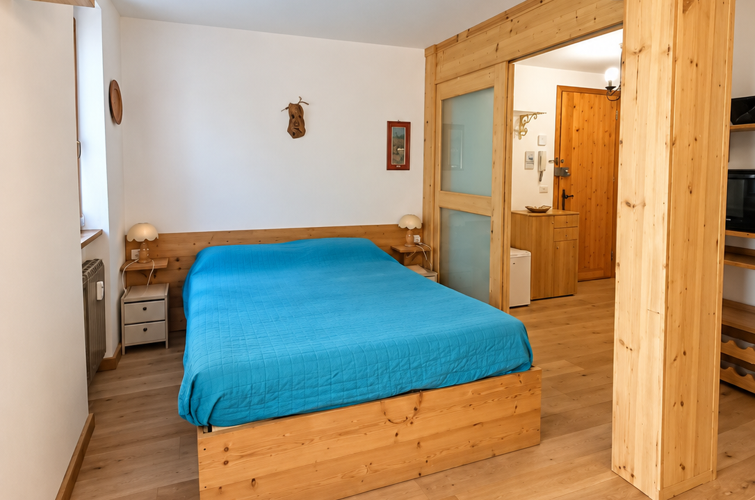 Camera da letto rustica con dettagli in legno