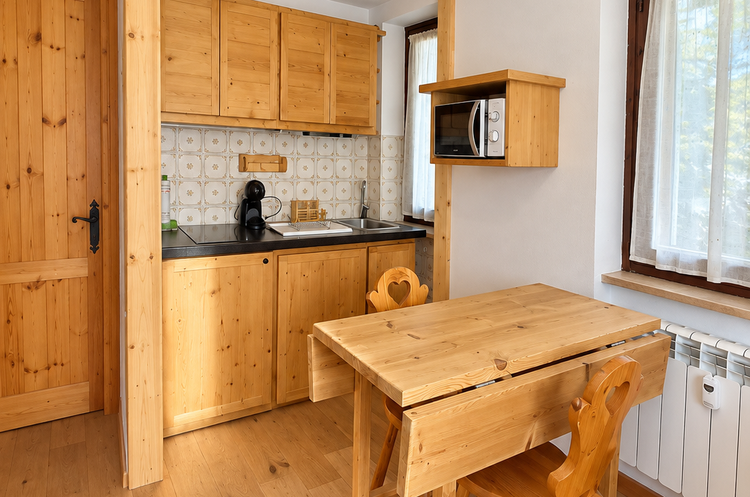 Cucina alpina rustica con tavolo in legno